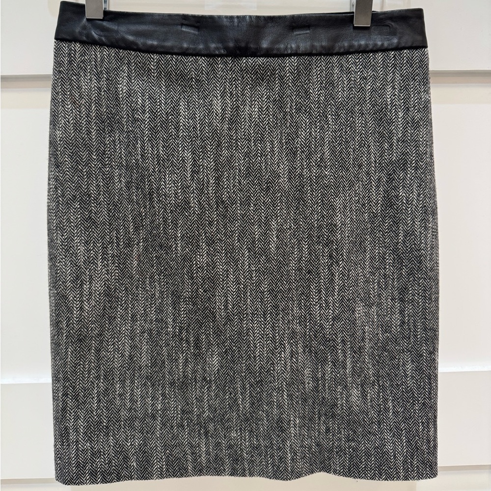BEBE Black and Gray Women's Skirt, size 6.